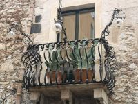 Die 2 Kaktuse beobachten das bunte Wirrwarr auf der Strasse