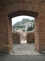 Ein Durchblick auf Castelmola 