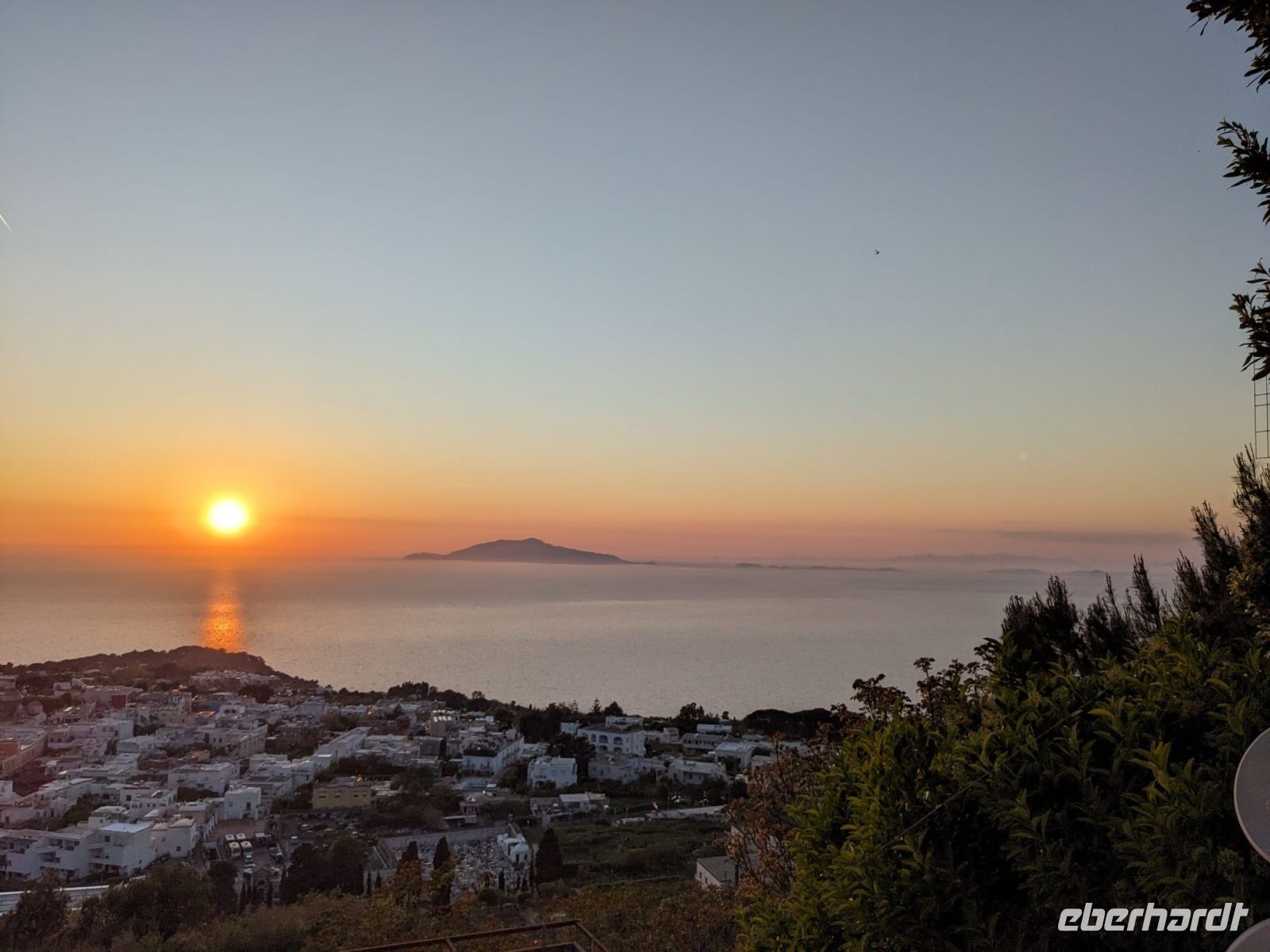 Sonnenuntergang über dem Meer im Vordergrund Anacapri im Hintergrund Ischia