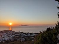 Sonnenuntergang über dem Meer im Vordergrund Anacapri im Hintergrund Ischia
