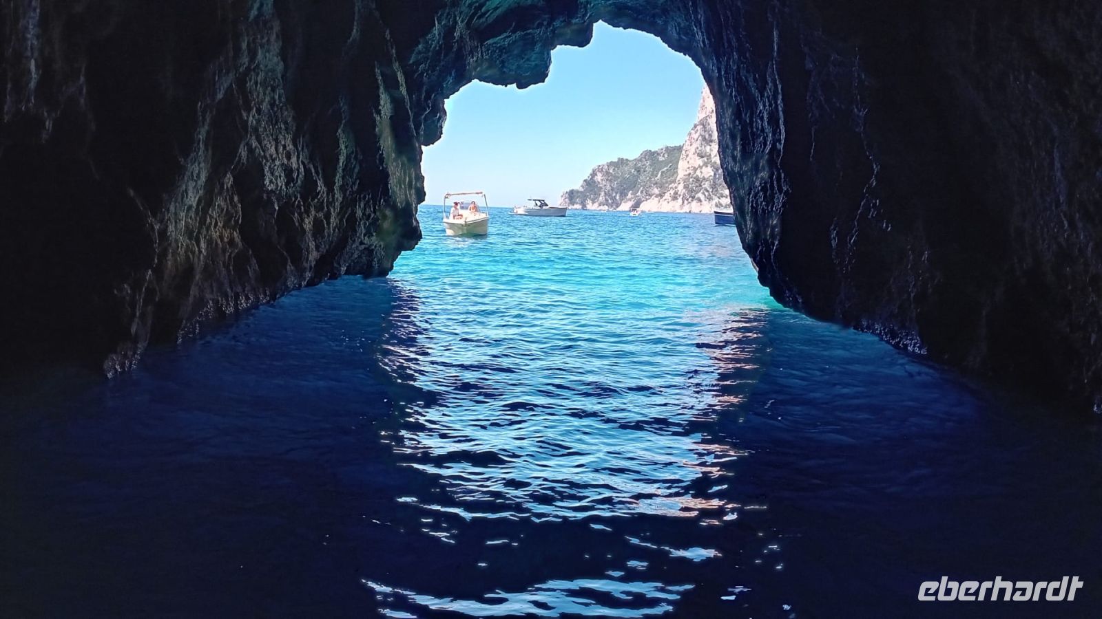 Bootstour mit Blick aus einer Grotte