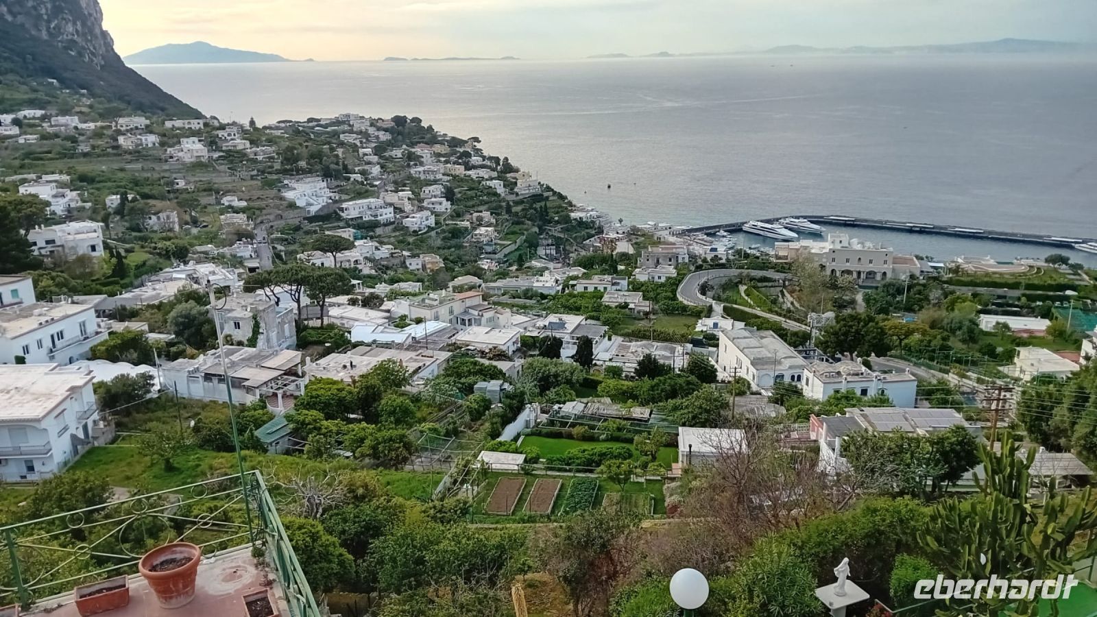 Blick auf Capri und Hafen Grande Marina