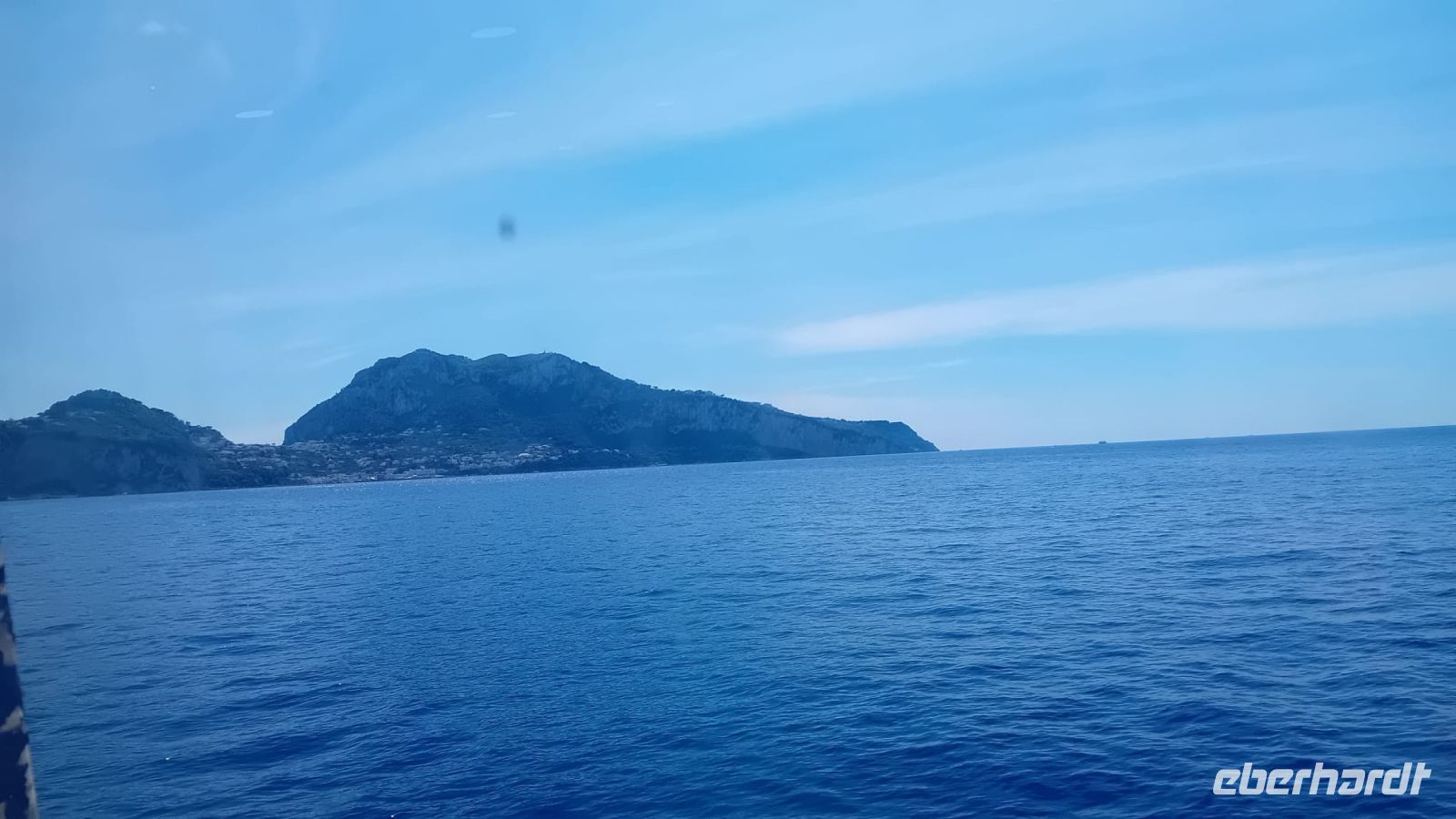 Blick auf Capri von der Fähre aus