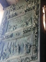 Kunstvolle Bronzetür des Dom-Hauptportals