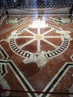 Kunstvolles Mosaik im Dom von Siena