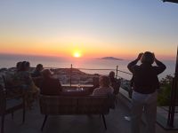 Sonnenuntergang mit Gästen auf dem Berg