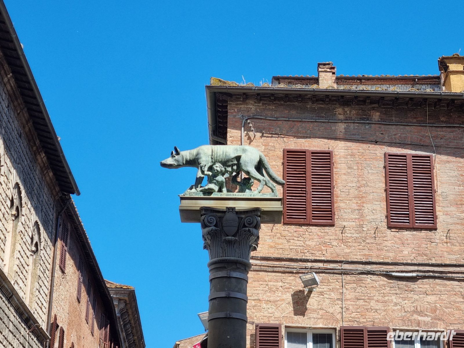 Siena - Piazza Tolomei (antike Säule mit der 
