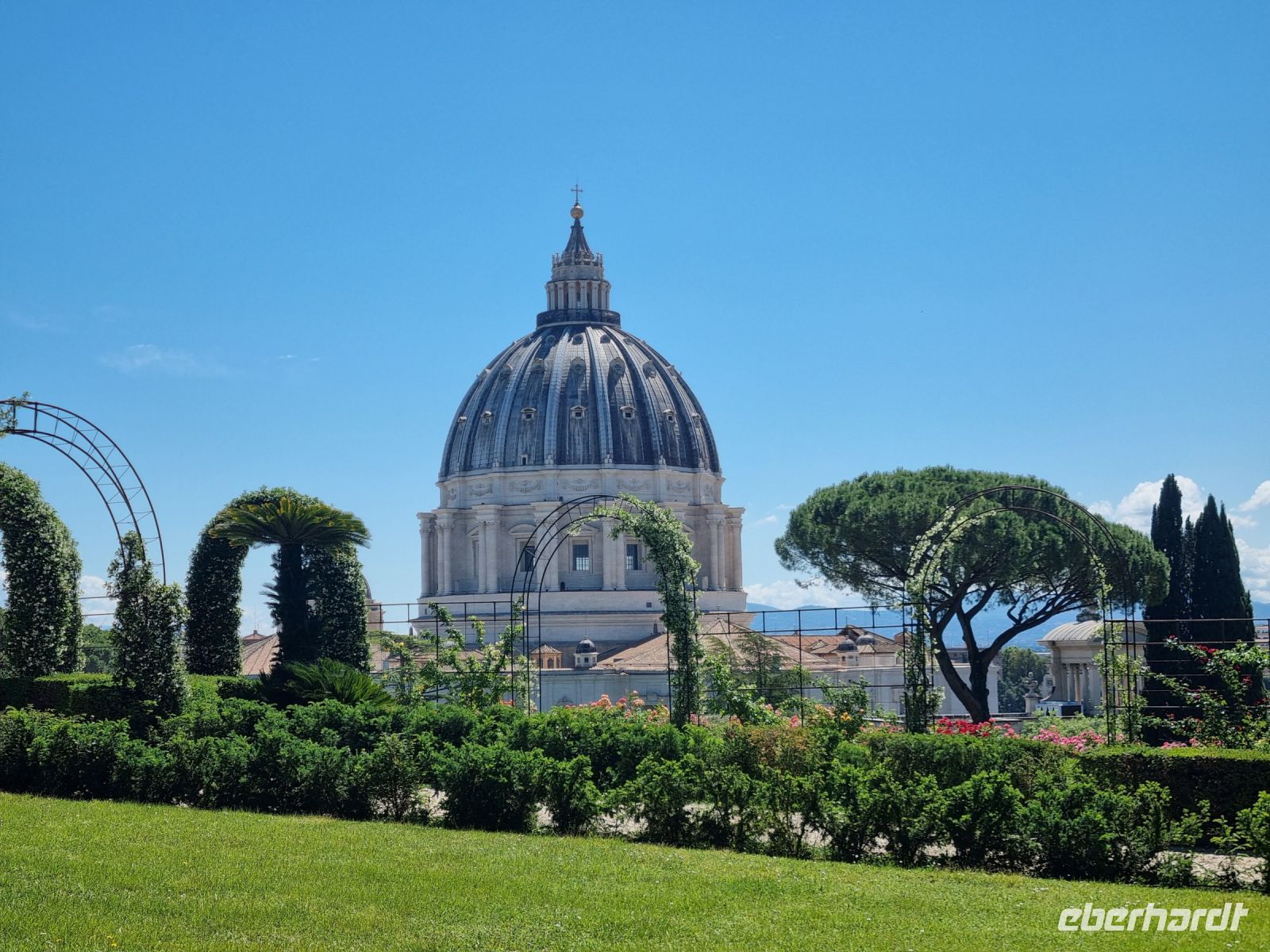 Vatikanische Gärten - Blick zum Petersdom 