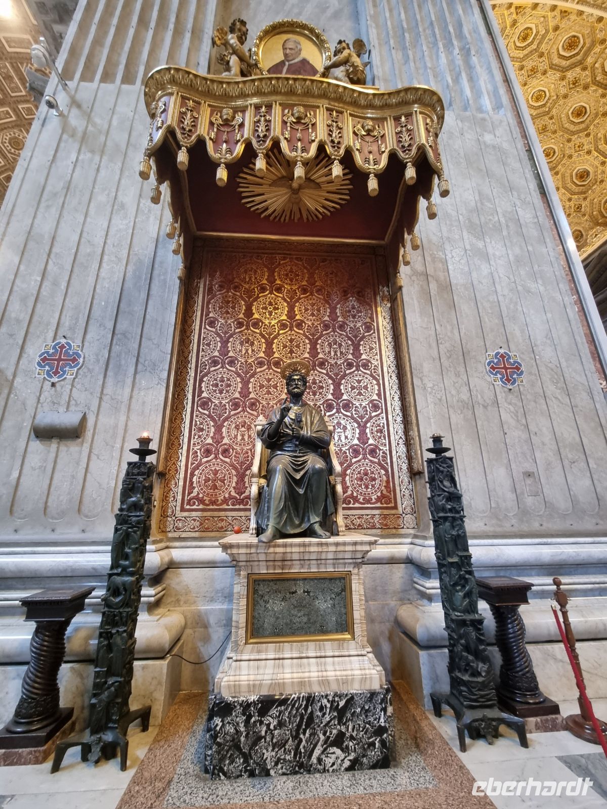 Petersdom - Bronzestatue des hl. Petrus