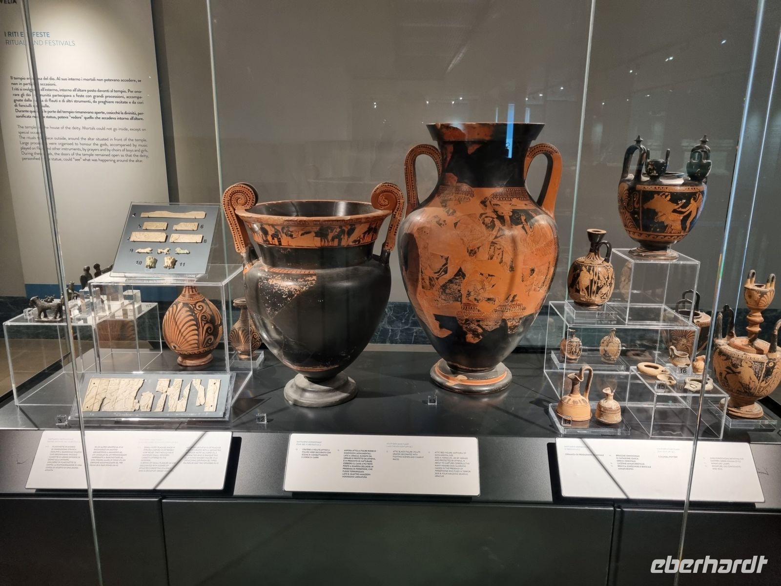 Paestum - Archäologisches Nationalmuseum (Blick in eine Vitrine mit griechischer Keramik aus Gräbern) 