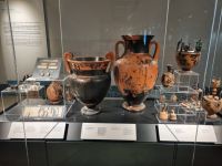 Paestum - Archäologisches Nationalmuseum (Blick in eine Vitrine mit griechischer Keramik aus Gräbern) 