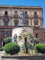 Insel Sizilien - Catania (Piazza San Francesco d'Assisi - Denkmal für Kardinal Dusmet)