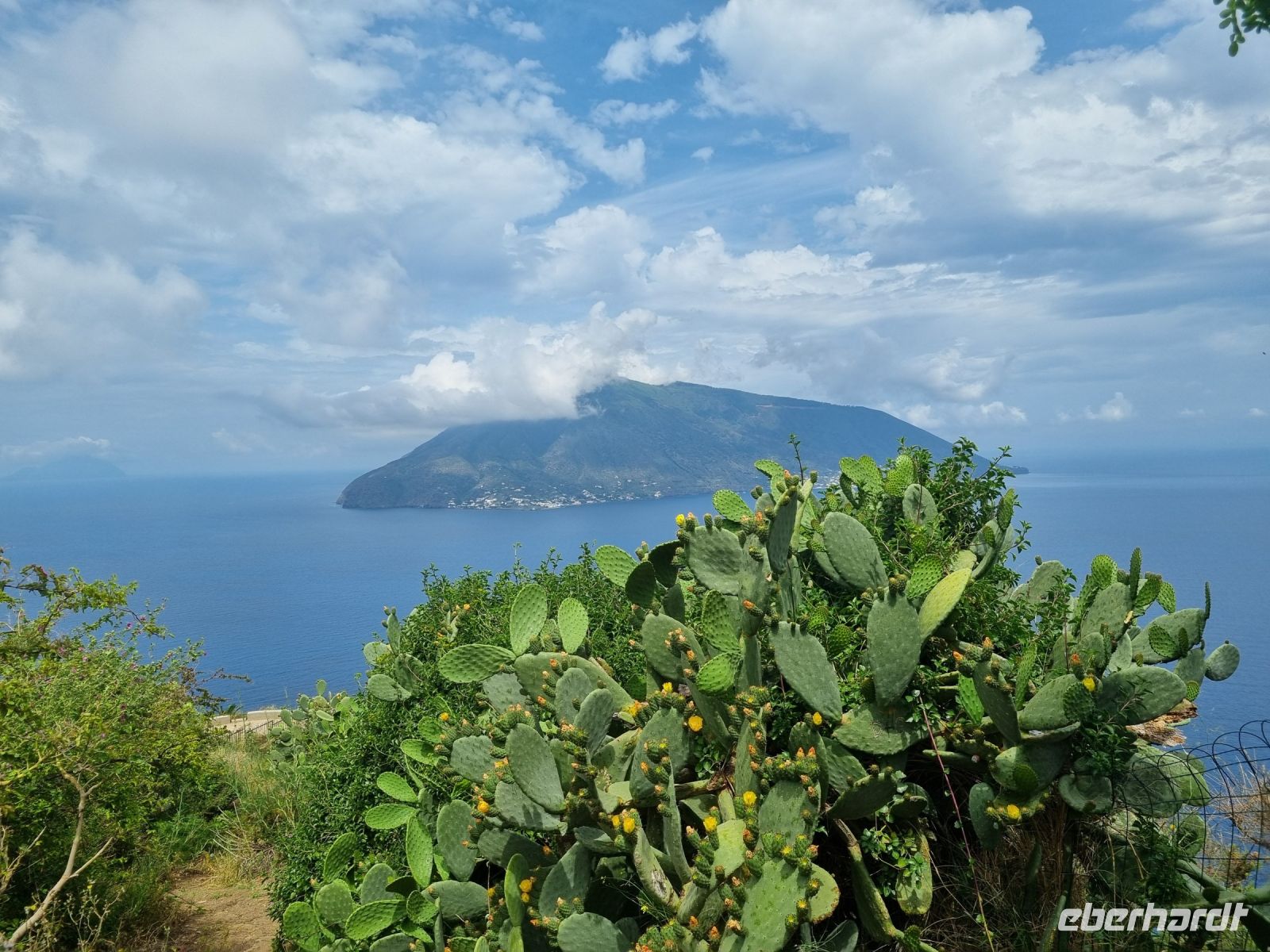 Insel Lipari - Blick auf die Insel Salina