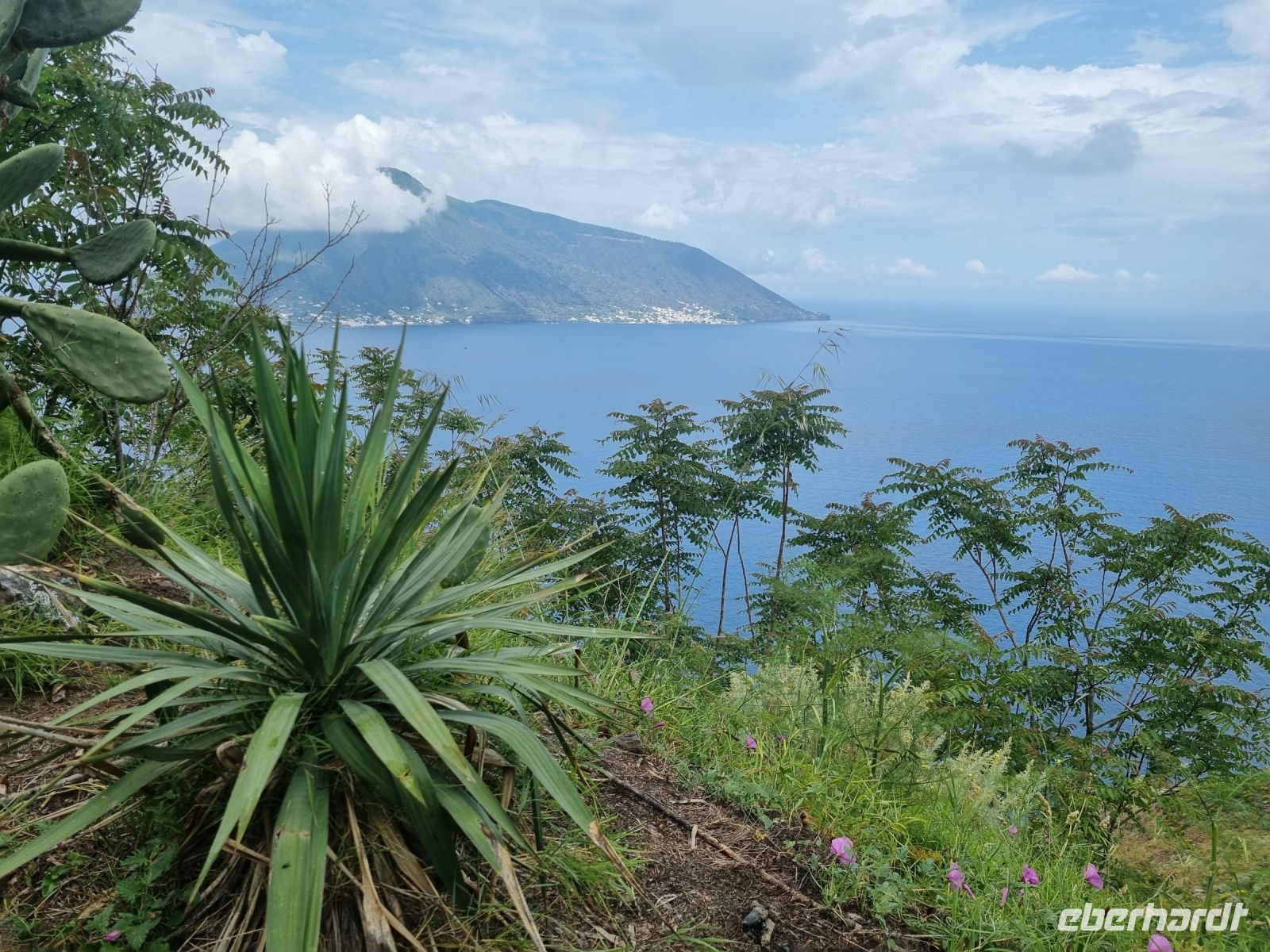 Insel Lipari - Blick auf die Insel Salina