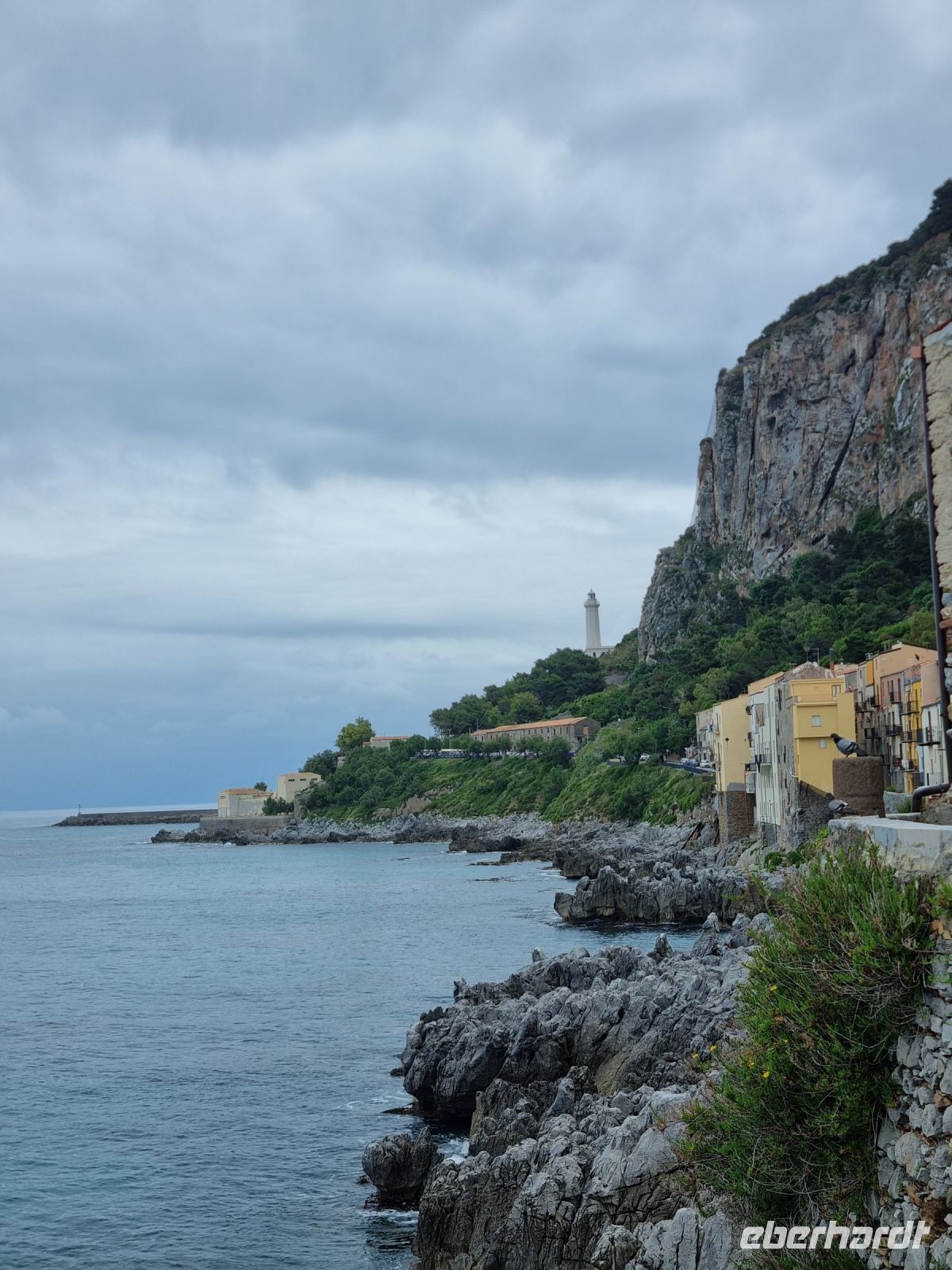 Insel Sizilien - Küste bei Cefalù mit Leuchtturm