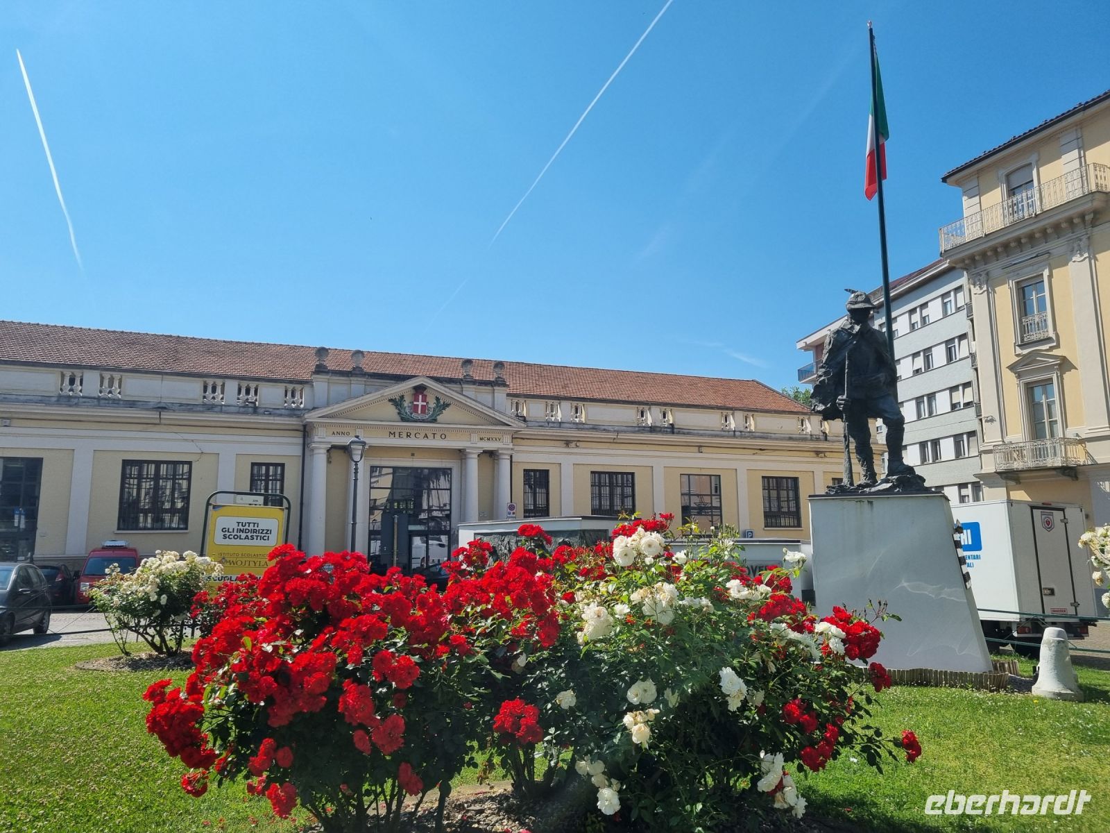 Asti - Hauptfassade des Mercato Coperto mit dem Alpino Monument