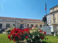 Asti - Hauptfassade des Mercato Coperto mit dem Alpino Monument