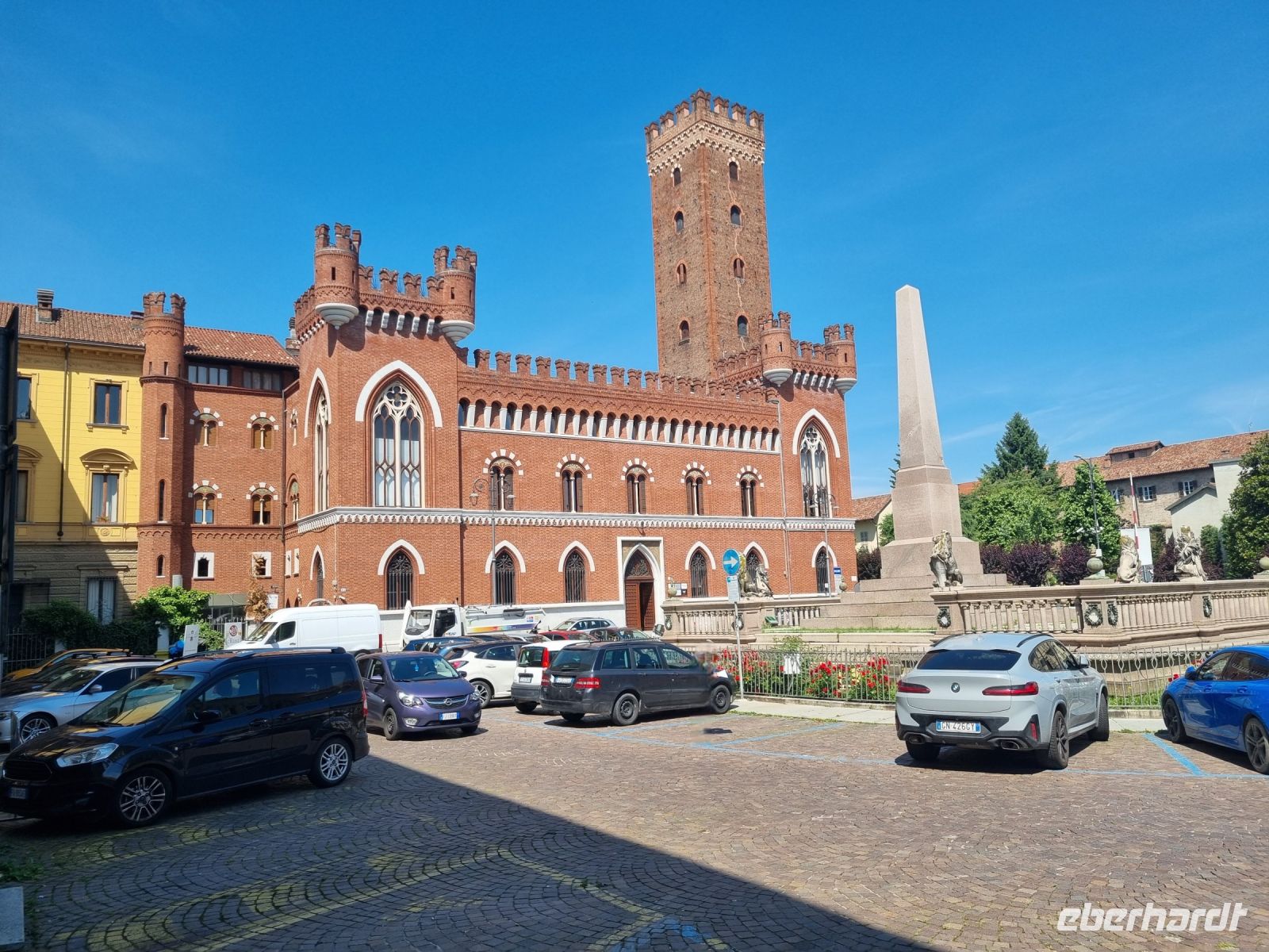 Asti - Piazza Roma mit Torre Comentina    