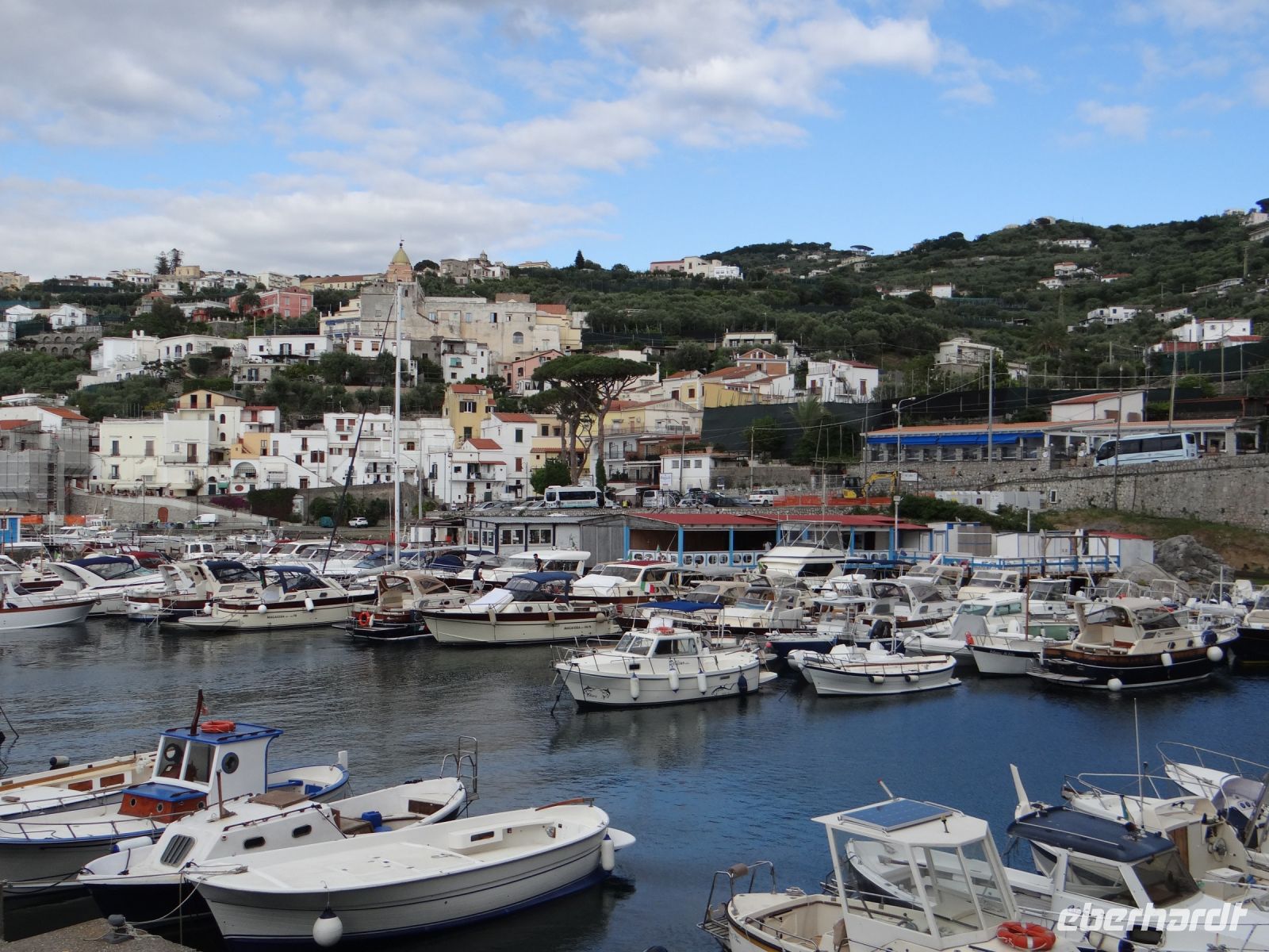 Massa Lubrense, Blick vom Hafen auf den Ort