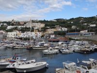 Massa Lubrense, Blick vom Hafen auf den Ort