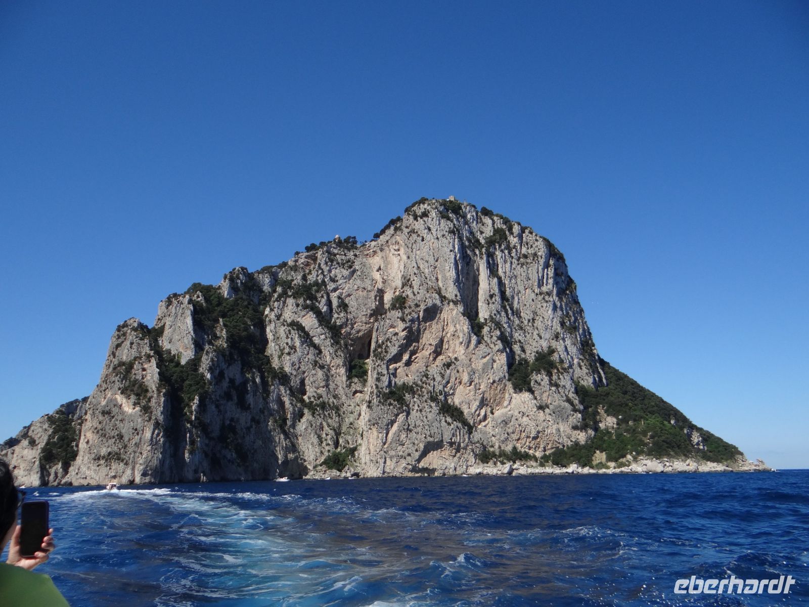 Capri, hoch oben lag der Palast des römischen Kaisers Tiberius, links der Leuchtturm
