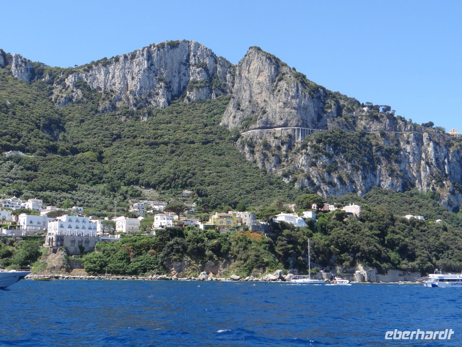Capri, die Straße „Mamma mia“ hoch oben zieht sich um den Felsen.