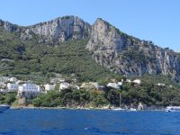 Capri, die Straße „Mamma mia“ hoch oben zieht sich um den Felsen.