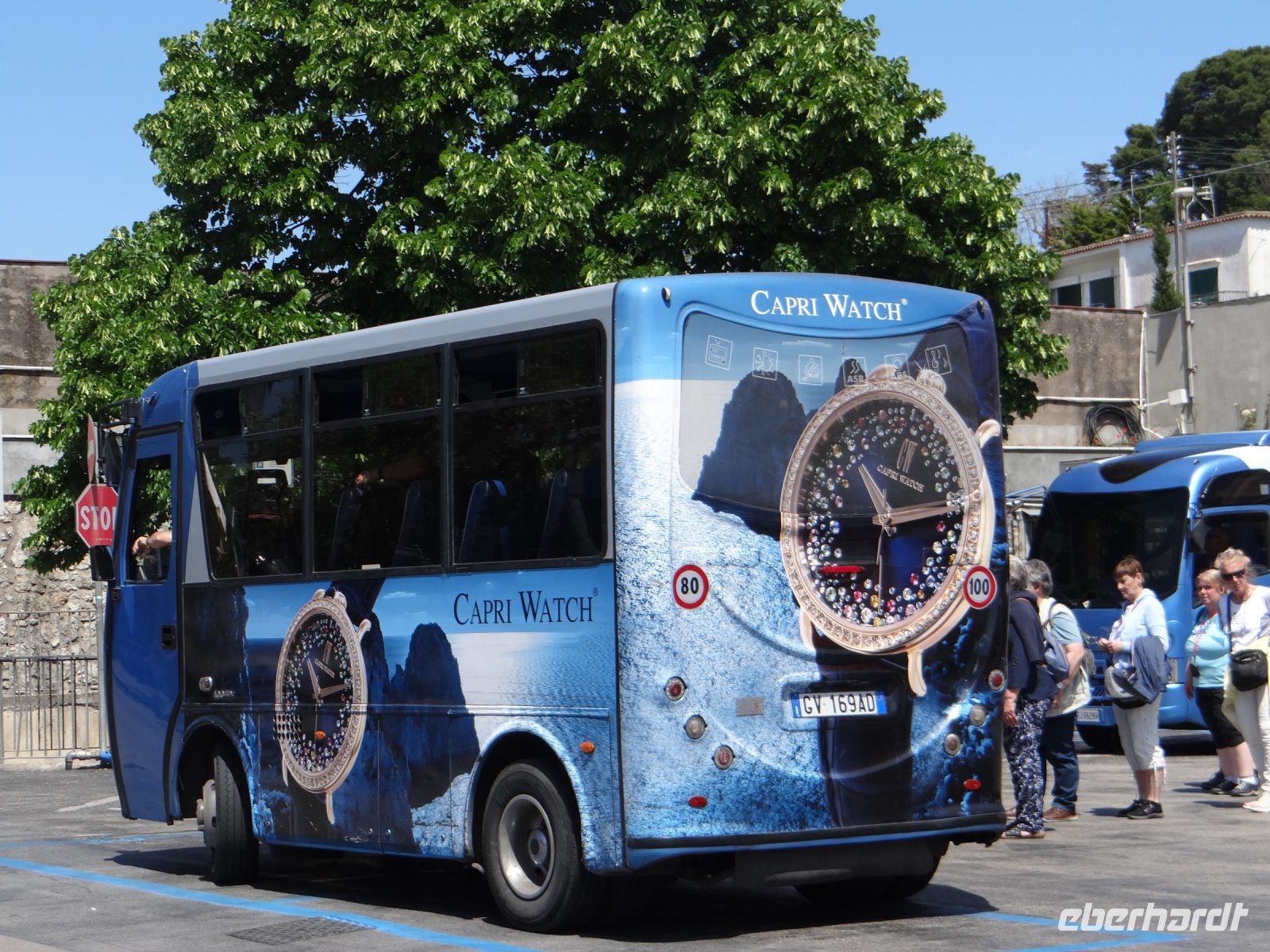 Anacapri, die kleinen Busse passen durch die engen Straßen.