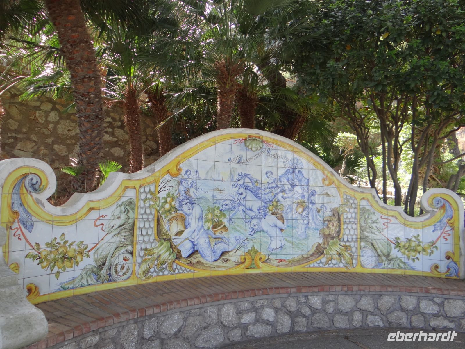 Capri, eine kühle Bank für heiße Tage im Garten des Augustus