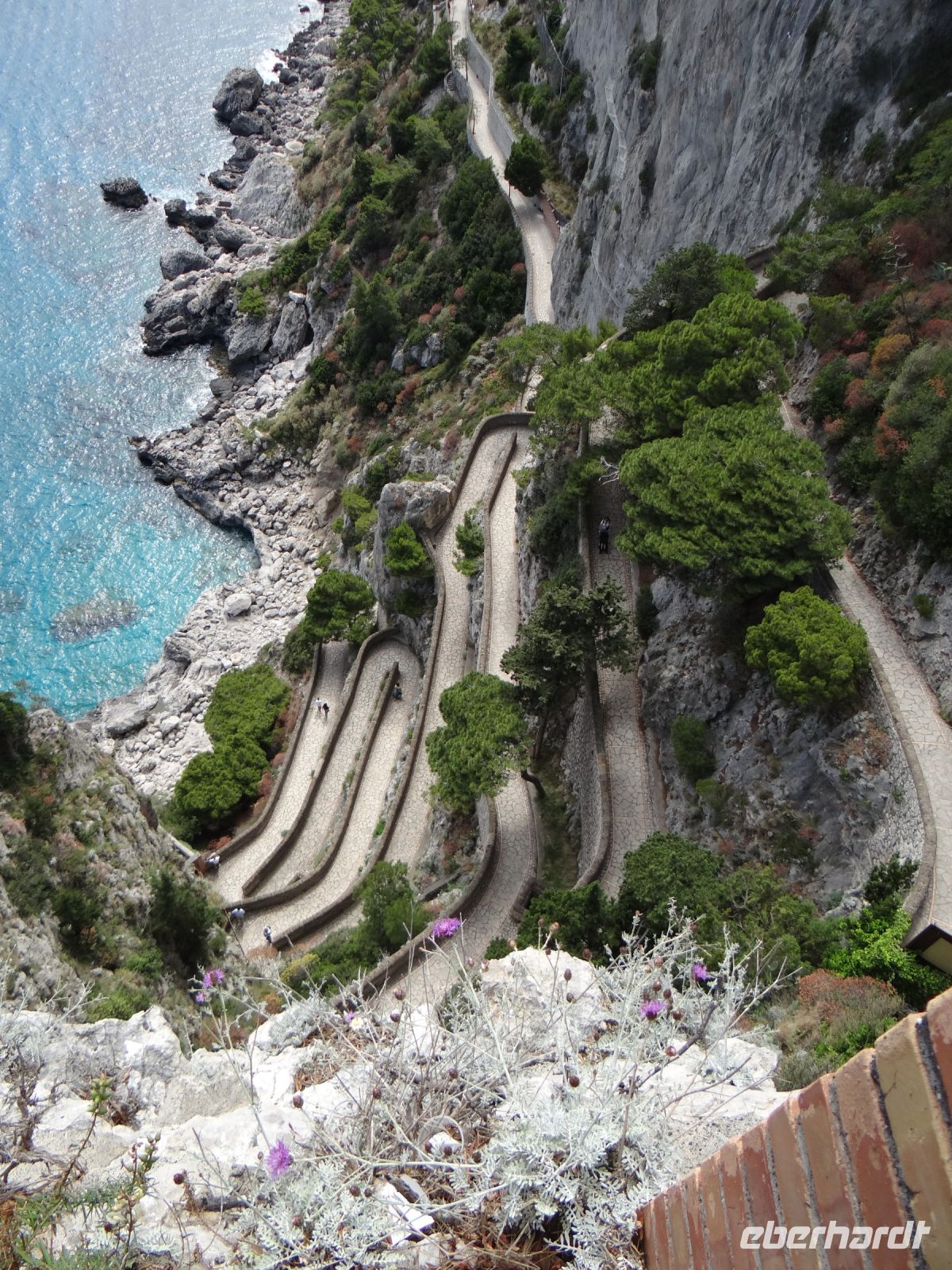 Capri, die Via Kupp schlängelt sich zwischen den Felsen von oben nach unten