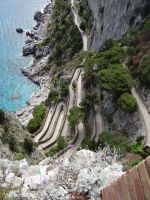 Capri, die Via Kupp schlängelt sich zwischen den Felsen von oben nach unten