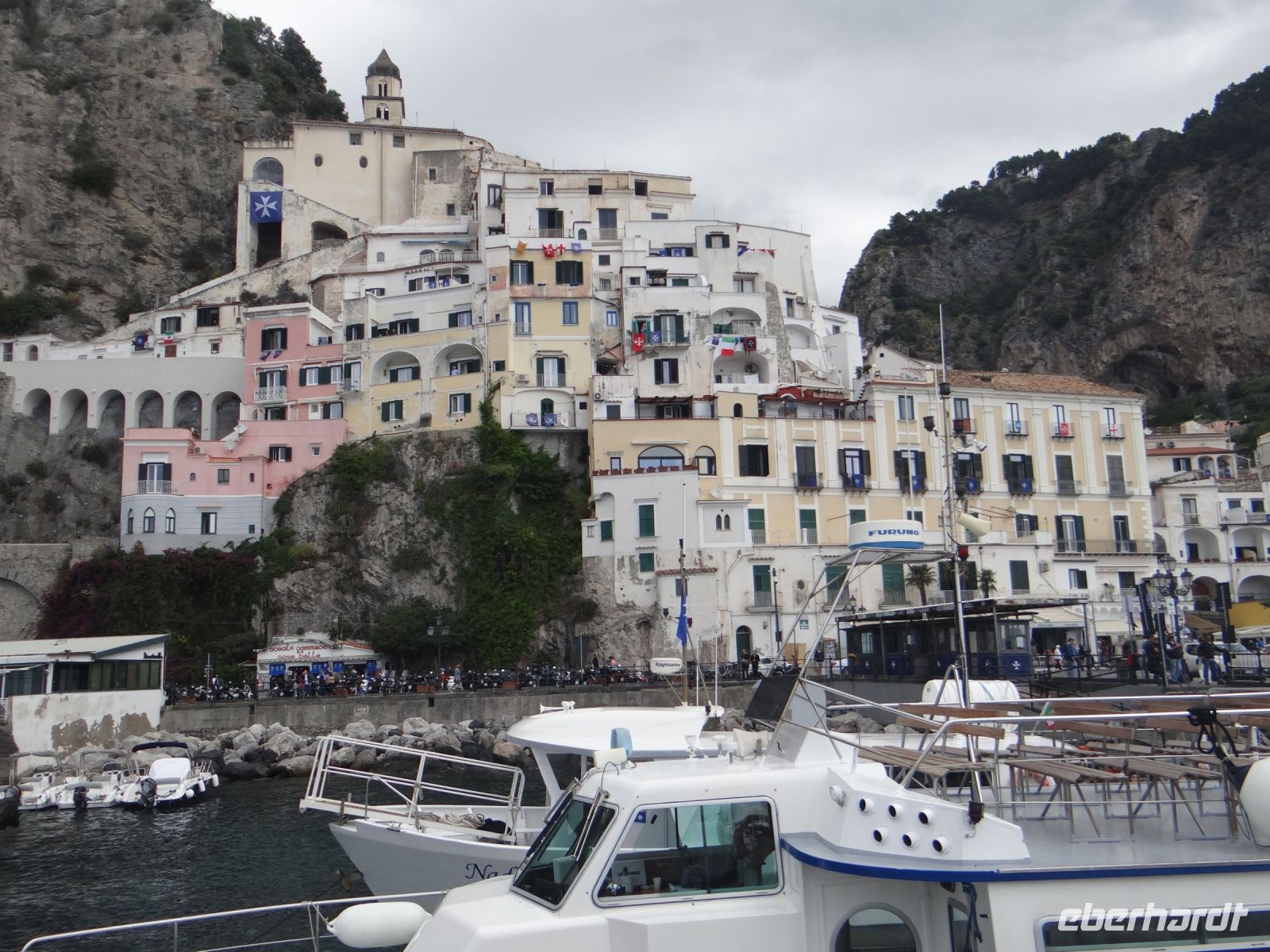 Amalfi, die Häuser sind für die Regatta geschmückt