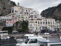 Amalfi, die Häuser sind für die Regatta geschmückt