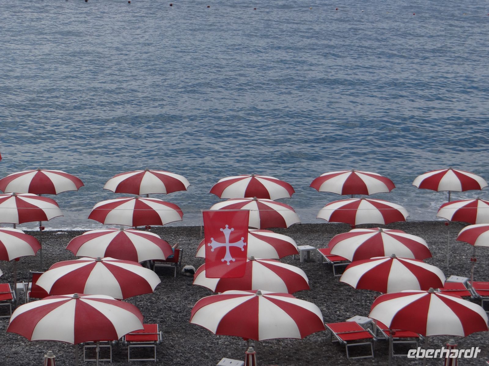 Amalfi, die verschiedenfarbigen Sonnenschirme markieren die unterschiedlichen Strandbereiche