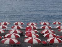 Amalfi, die verschiedenfarbigen Sonnenschirme markieren die unterschiedlichen Strandbereiche