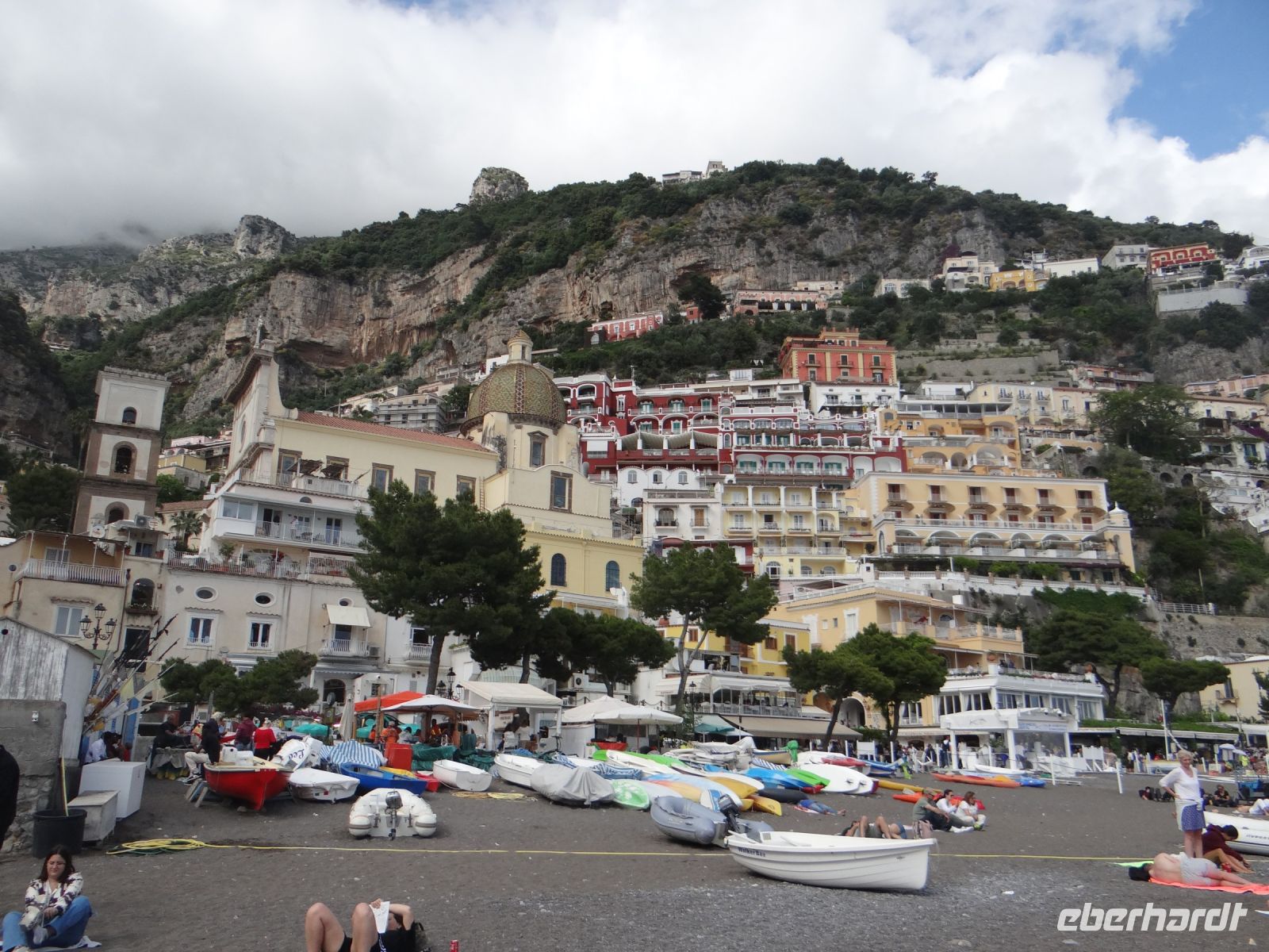 Positano, erst führen die Treppenstufen nach oben, dann nach unten