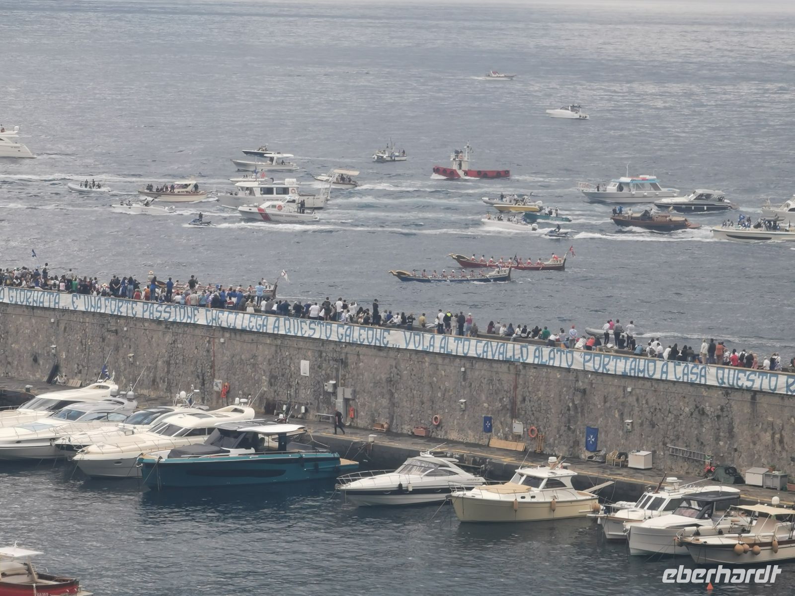 Amalfi, viele Menschen feuern die Regatta an.