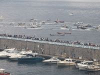Amalfi, viele Menschen feuern die Regatta an.
