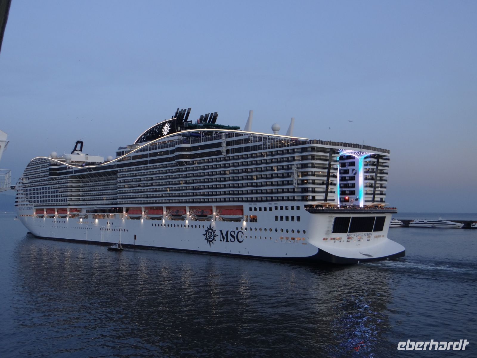 Nach diesem Riesenschiff dürfen wir auslaufen.