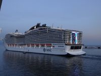 Nach diesem Riesenschiff dürfen wir auslaufen.