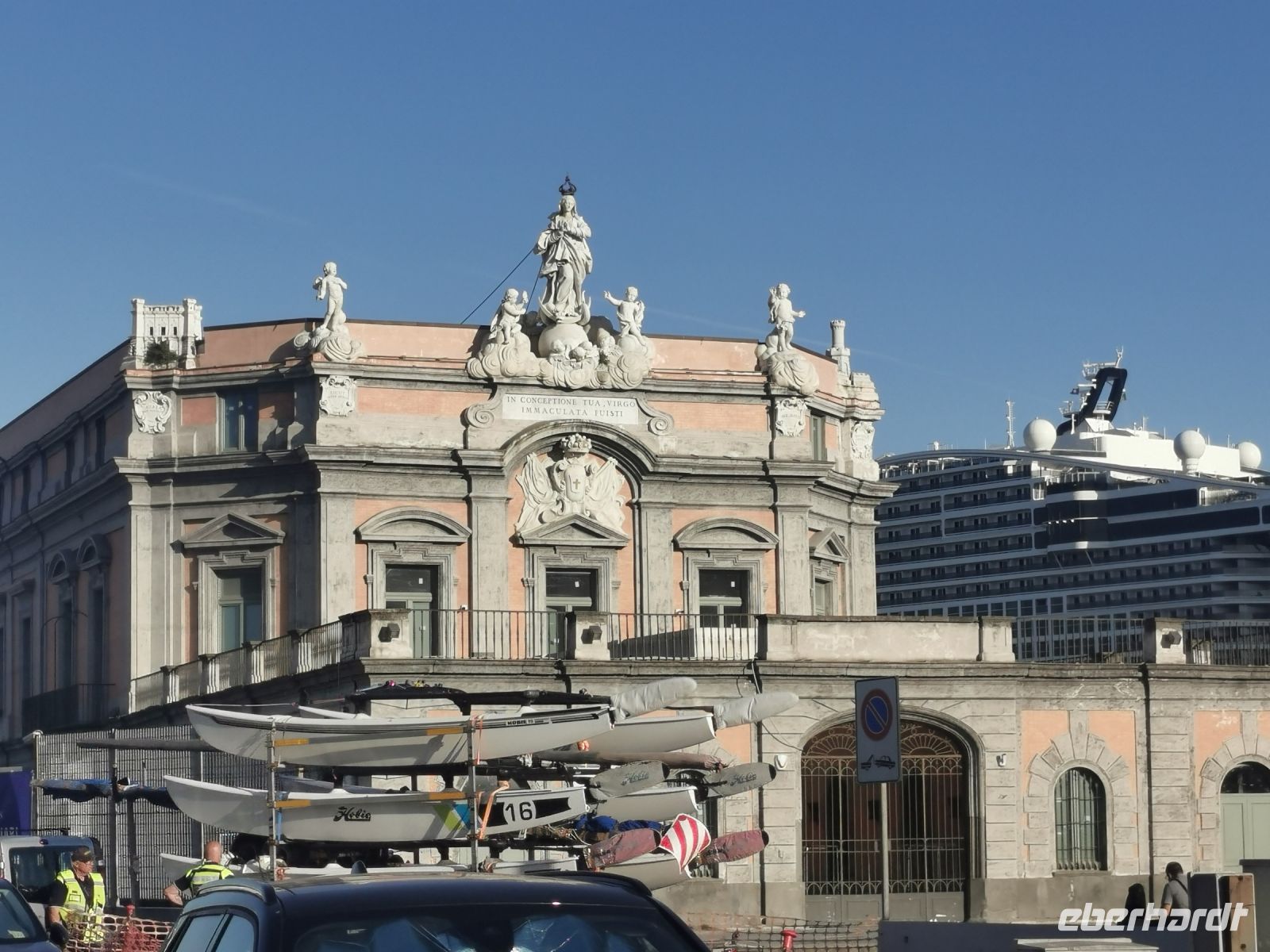 Neapel Hafen, das hübsche Verwaltungsgebäude aus einer Zeit der Segelschiffe