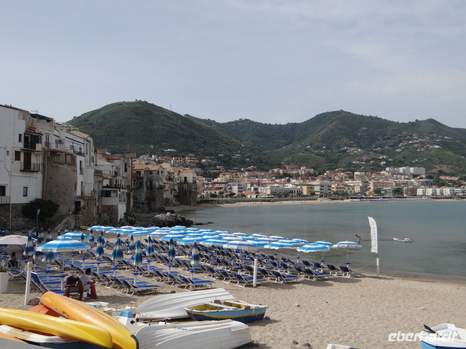 Cefalù, der kleine Strand ist für Sonnenhungrige bereit