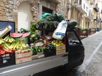 Cefalù, ein fahrender Obst- und Gemüseverkäufer