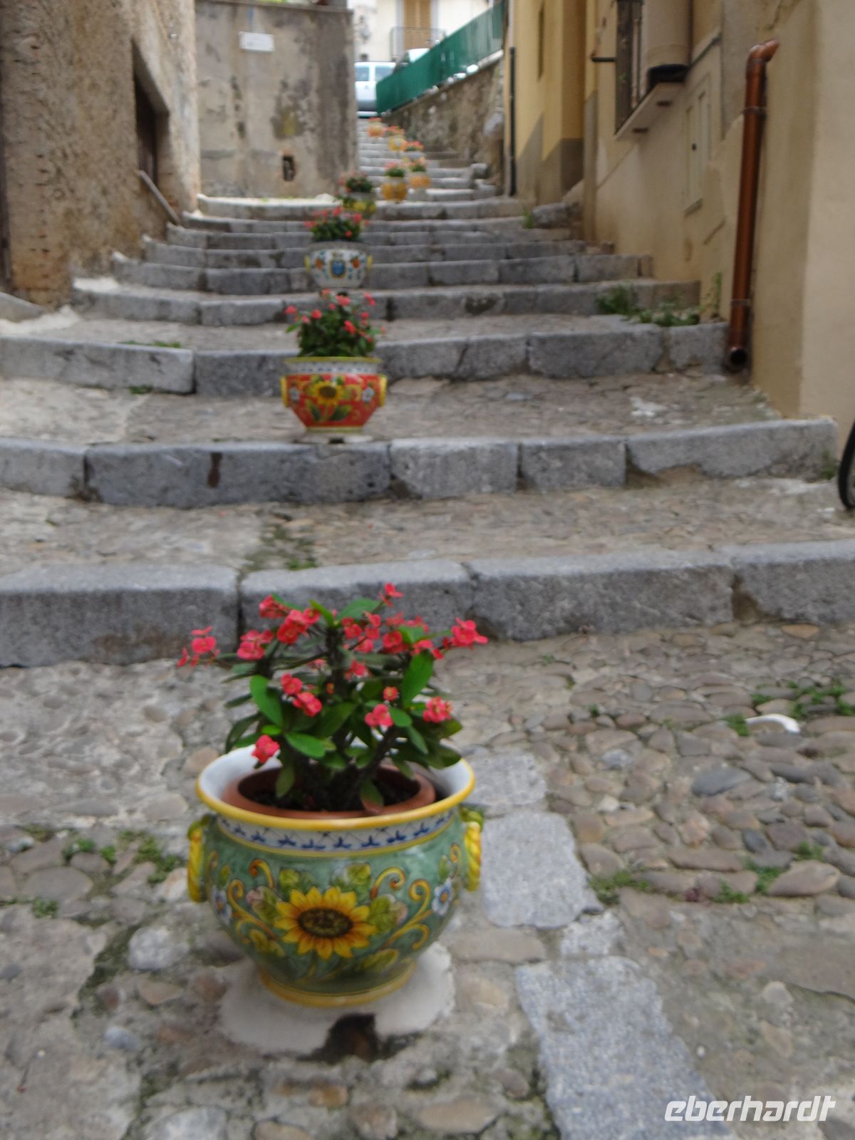 Cefalù, der Ort ist mit zahlreichen Keramikkübeln geschmückt