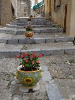 Cefalù, der Ort ist mit zahlreichen Keramikkübeln geschmückt