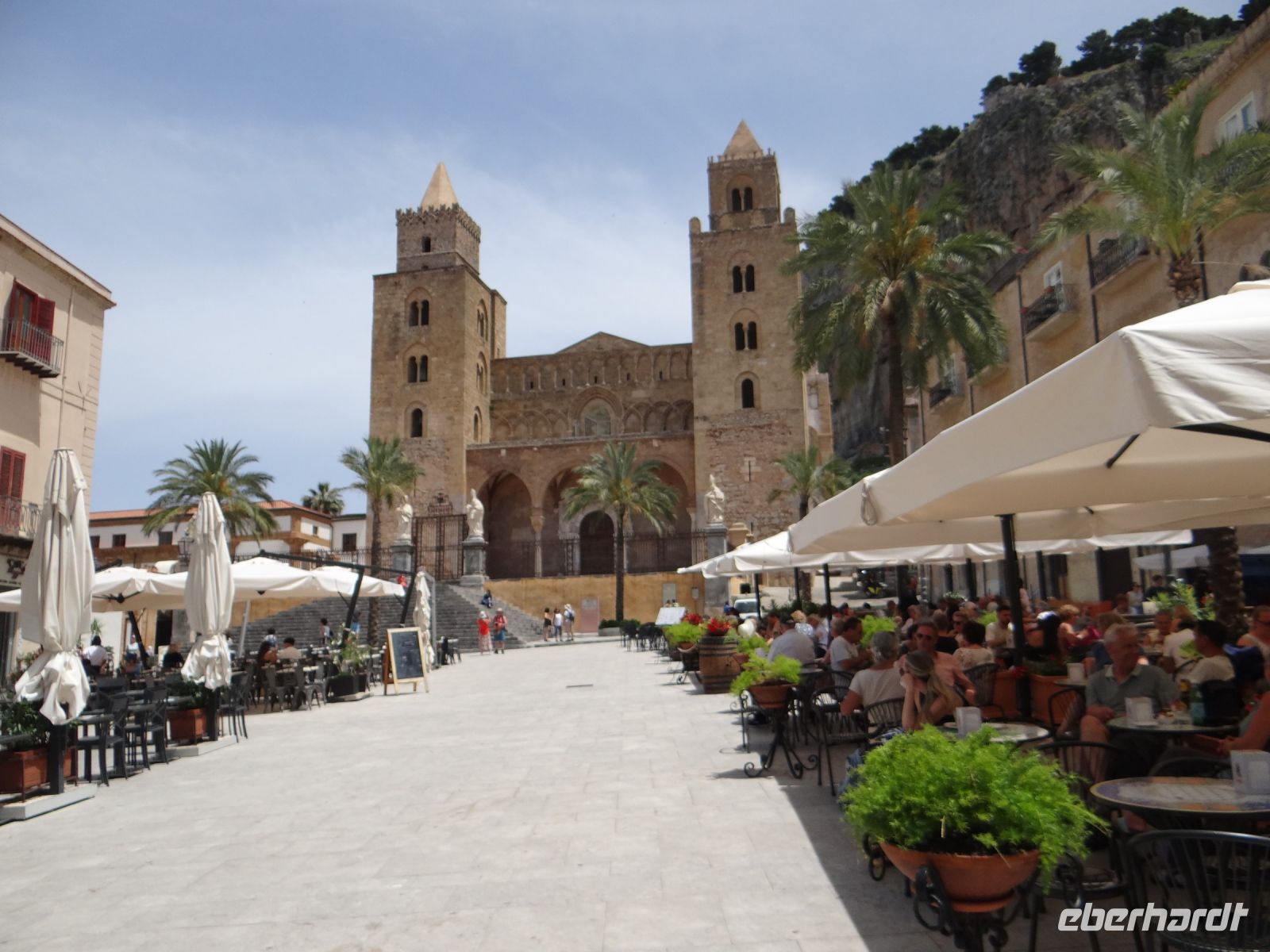 Cefalù, auf dem Domplatz lässt es sich angenehm verweilen.