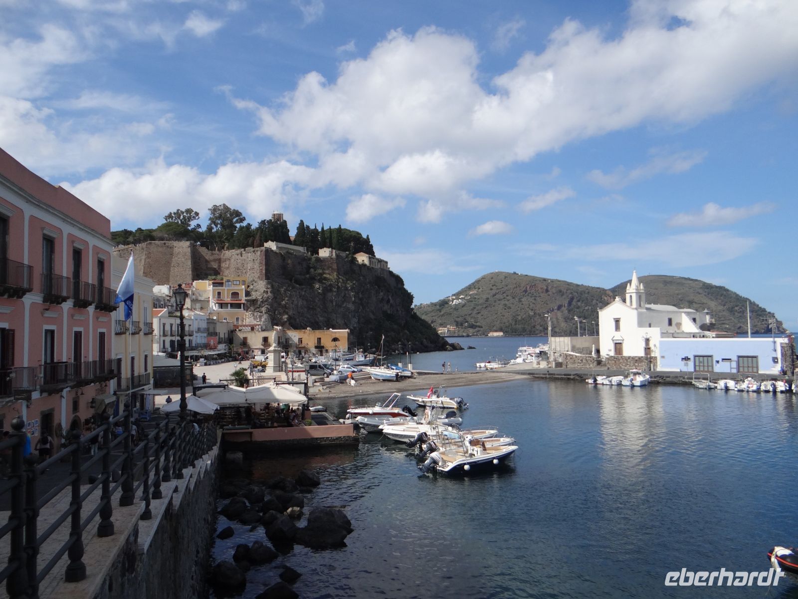 Lipari, Blick auf den Burgberg von Marina Piccola
