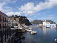 Lipari, Blick auf den Burgberg von Marina Piccola