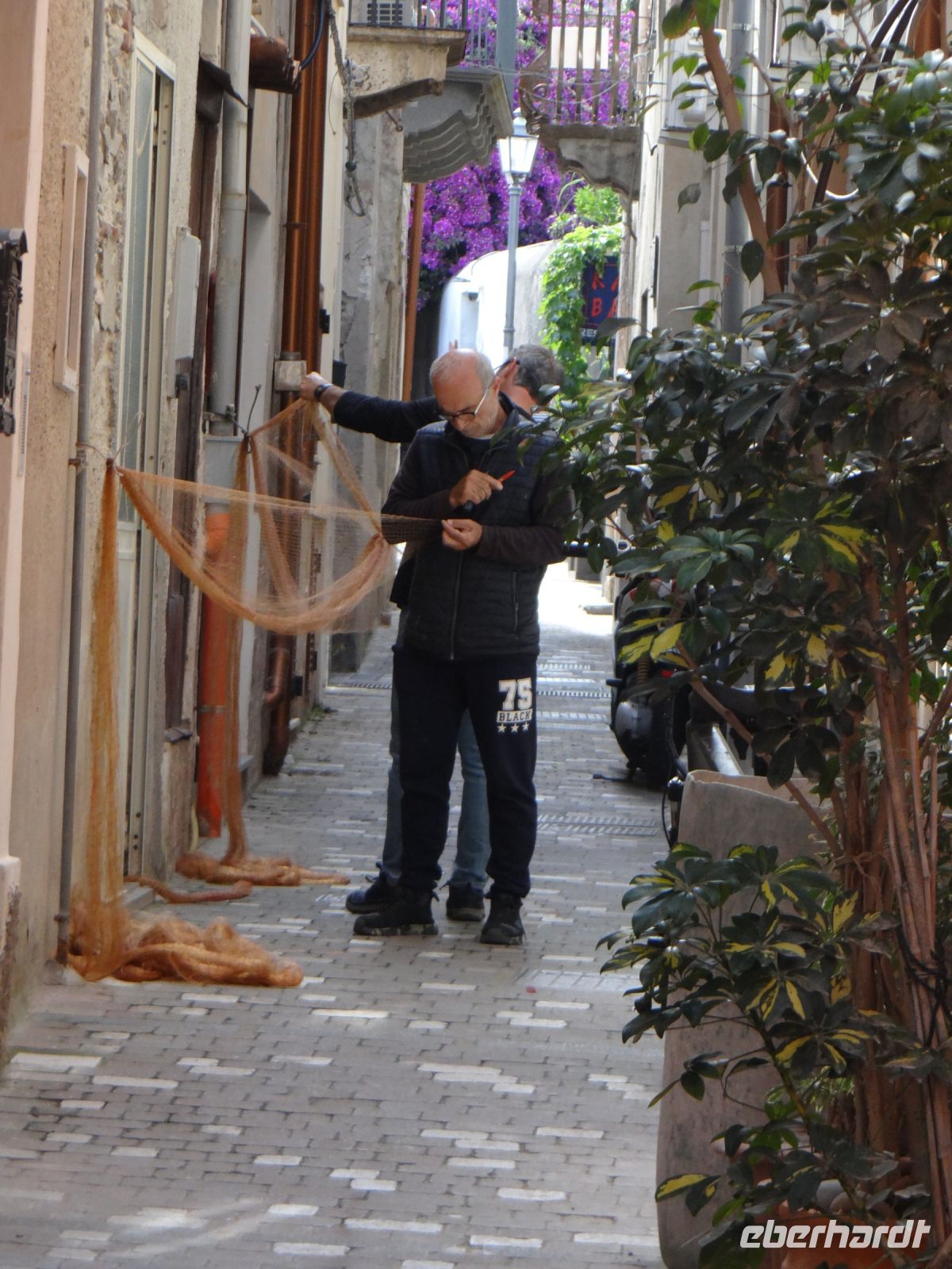 Lipari, Fischer beim Netzenähen