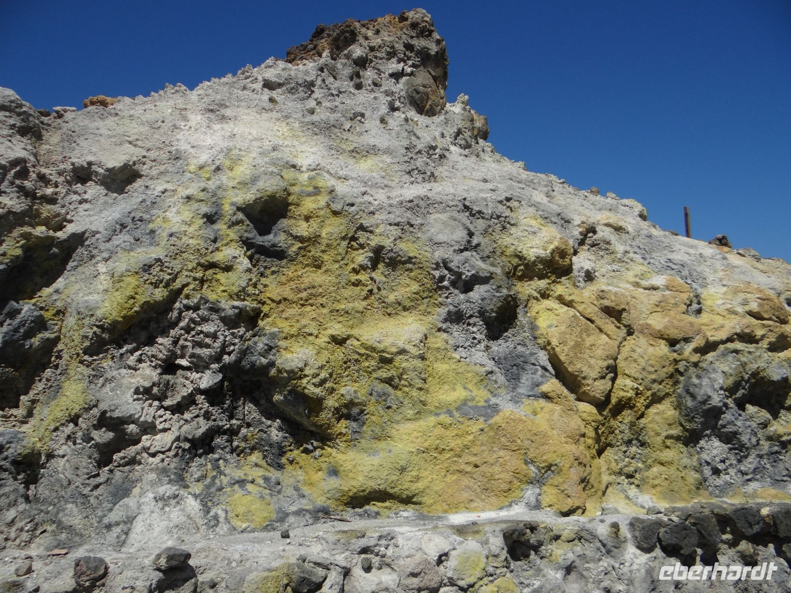 Vulcano, aus diesem Fels treten Schwefeldämpfe aus.